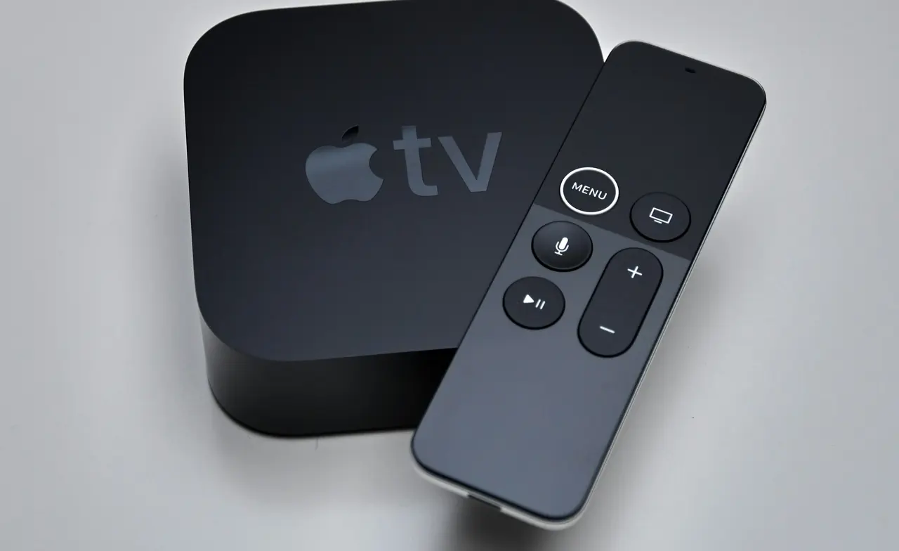 前の世代のApple TV 4Kの本体と、MENUボタンのあるSiri Remote
